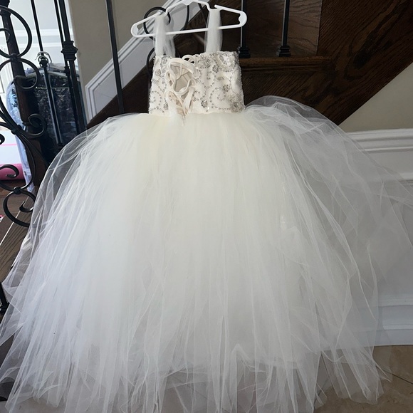 Beautiful flower girl or communion dress.Size 6 well made, Formal
